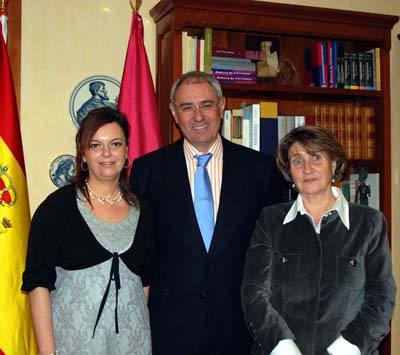 Nuria Garrido (izquierda) con el rector y su antecesora