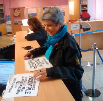 Soánez, durante el último Pleno, con carteles de protesta