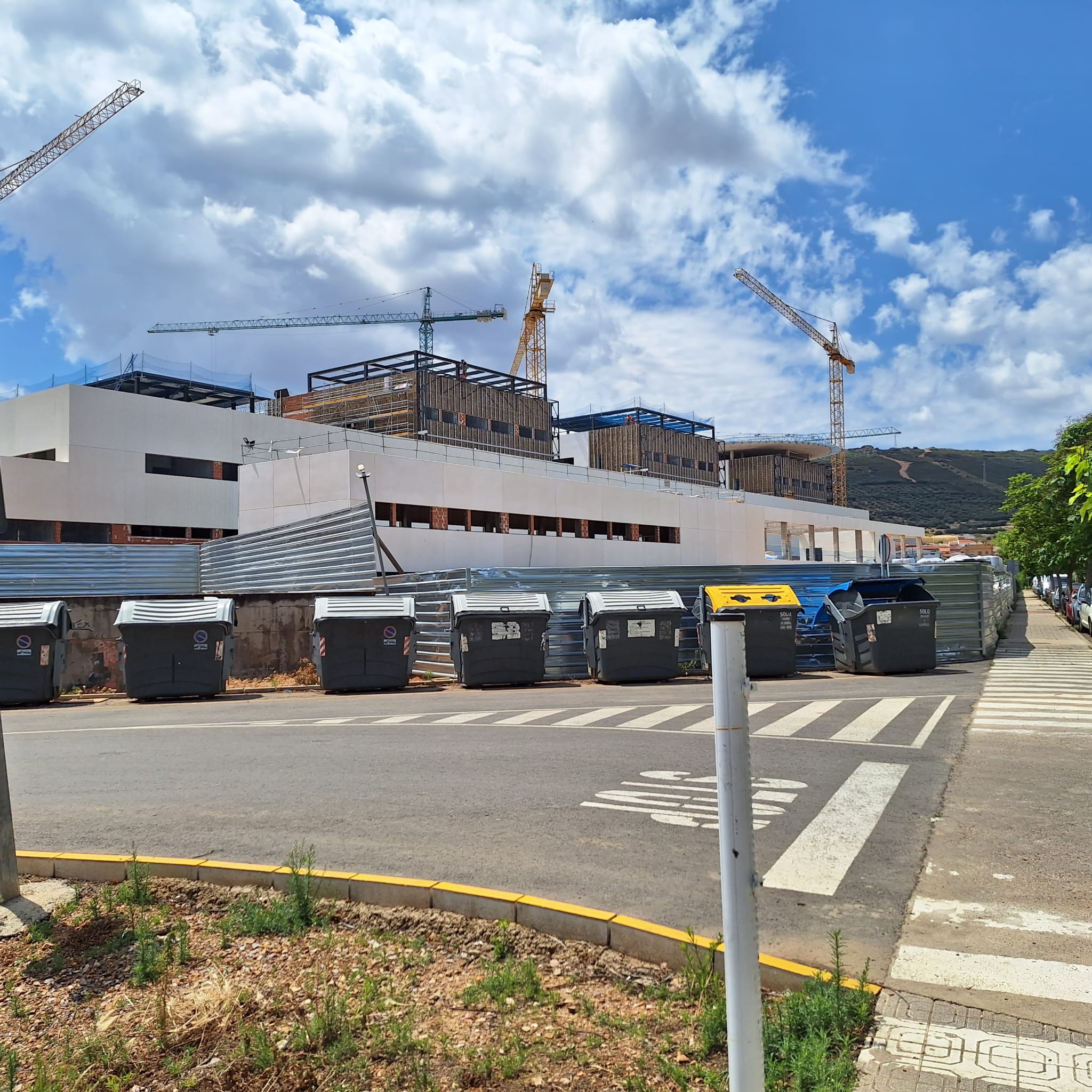 Nuevo hospital y Paseo del Bosque las obras del doctor Jekyll y míster