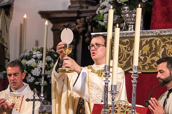 Fray Javier de María, levantando el cuerpo y la sangre de Cristo tras su primera consagración del pan y el vino