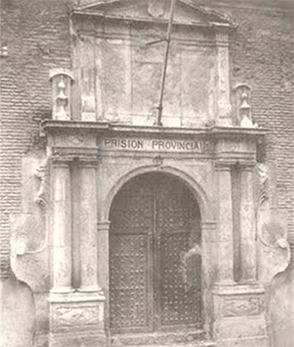 Portada de la Prisión de la Santa Hermandad de Ciudad Real en 1934, . La puerta de madera se conserva en como adorno exterior de un taller en el Parque Arqueológico de Alarcos, a 8km del centro de Ciudad Real, pues fue hasta 1992 la puerta del Santuario de la Virgen de Alarcos después de la guerra civil.