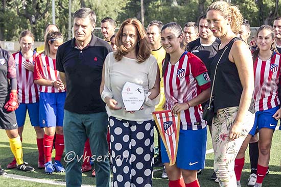 Alcaldesa y munícipes de Deportes y de Igualdad, haciendo entrega del trofeo a la capitana colchonera_FOTO-VHSerrano