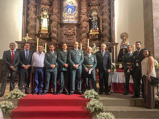 Agentes de la Guardia Civil, junto a miembros del equipo de Gobierno