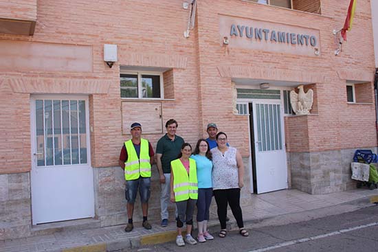 planes empleo El Torno, alcalde junto a beneficiarios y técnico