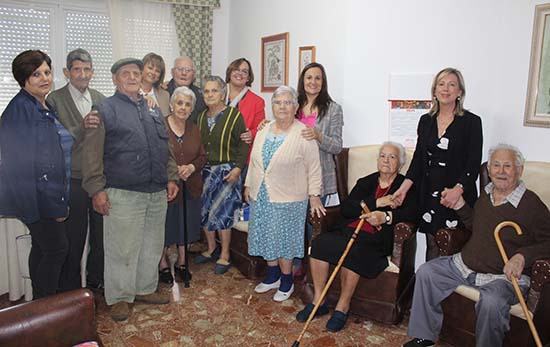 Carmen Olmedo visita vivienda tutelada Horcajo 1