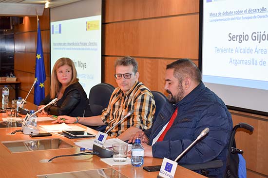 Sergio Gijón, en primer término, durante su disertación este lunes en Madrid, en el foro europeo sobre pobreza