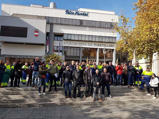 Empleados municipales durante una concentración a las puertas del Ayuntamiento de Puertollano (Archivo)