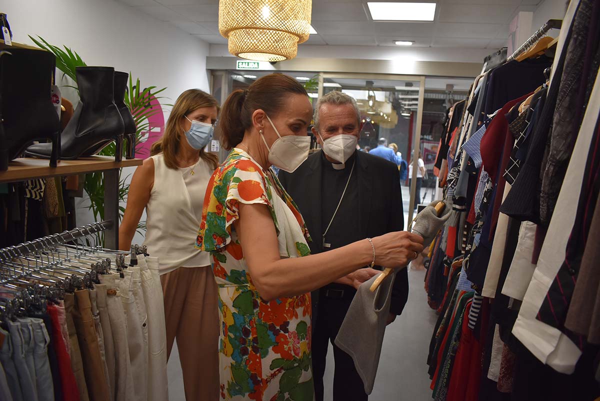 Cáritas abre en Ciudad Real una tienda de ropa reciclada que ofrece una  oportunidad laboral a personas en riesgo de exclusión 